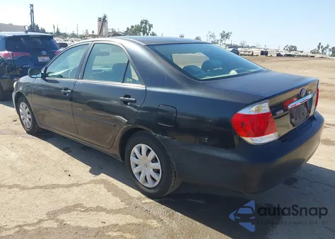 2005 Toyota Camry Le z USA, uszkodzony, nr VIN 4T1BE32K75U054367